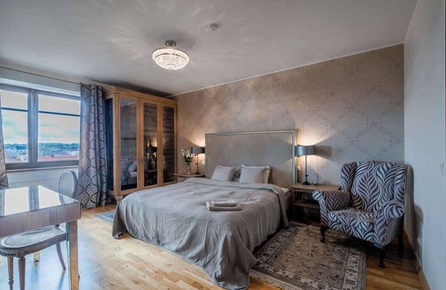 Domillion 2bdr old town apt w views, parking A127