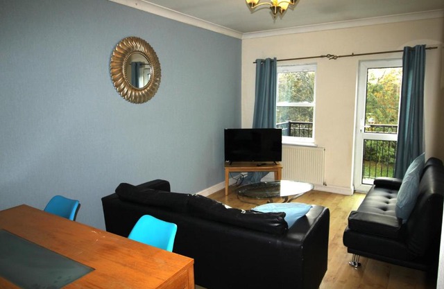 Doncaster - Town Centre - 2 Bedrooms & Sofa Bed - Balcony - Lift Access - Very Quiet Location