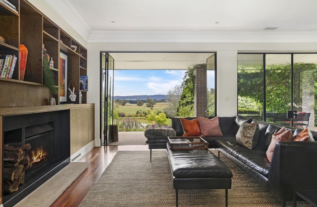 Donegal - Contemporary country home with pool. 4pm check-out Sunday’s