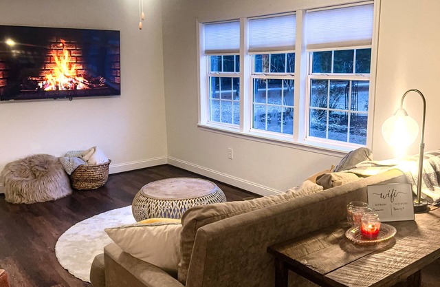 ❤️Donna Lee's Cozy Cottage❤️ -Pet Friendly, Fiber Internet, and near Smith Lake!