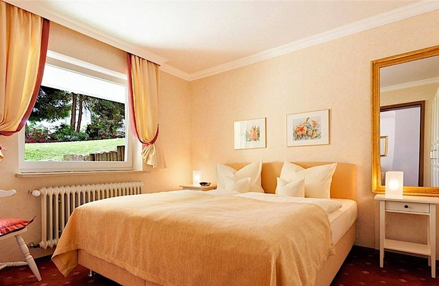 Doppelzimmer mit separatem Wohnteil, Mansarde, Balkon, Bad/WC, Stammhaus