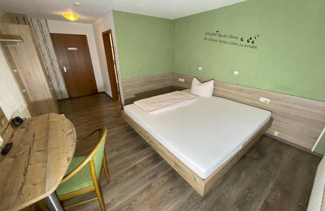 Doppelzimmer mit Balkon - Gästehaus Rössle 8
