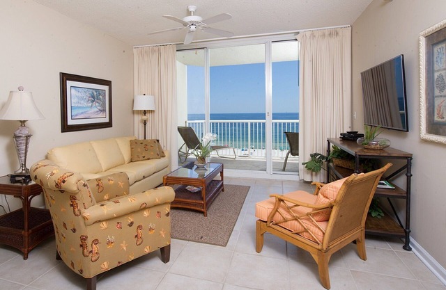 DORAL 705 - GOLFE FRONT MASTER BR & SALON & MASTER BR -