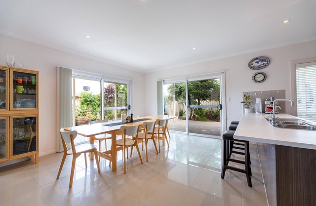 Sellicks Bay Beach House- Idéal pour 2 familles - Balcon avec vue sur la mer et les collines-