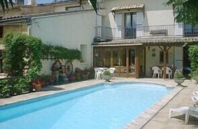Belle maison restaurée du 18ème avec piscine près de St Emilion