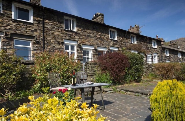 DORMOUSE COTTAGE, romantic, character holiday cottage in Coniston