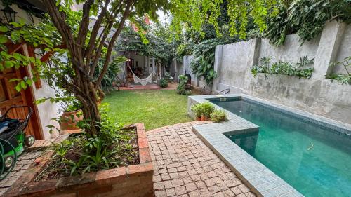 Dos habitaciones en casa colonial familiar con piscina en el centro de Asunción