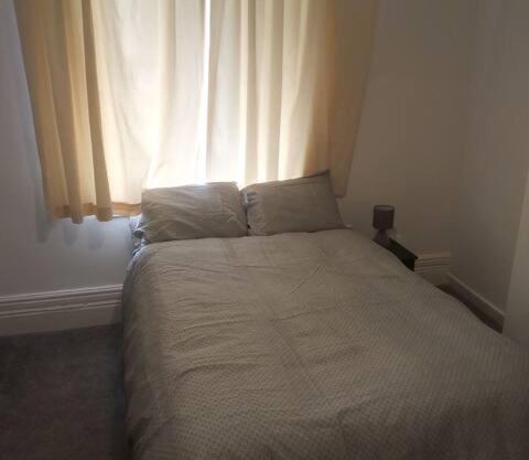 Double-bed (E1) close to Burnley city centre