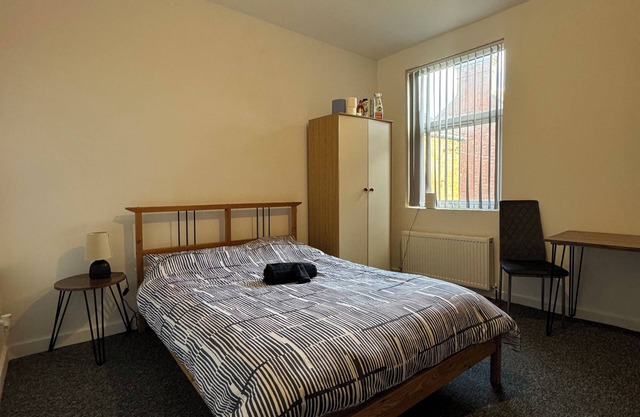 Double Bedroom in a modern apartment located close to city center.