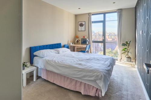 Double Bedroom in new-build near Ealing Broadway