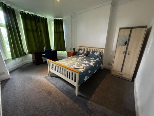 Double-Bedroom in the Heart of Salford Manchester GCSW2 Perfect for Short Stays