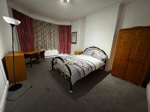 Double-Bedroom in the Heart of Salford Manchester GCSW5 Perfect for Short Stays