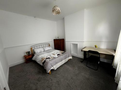 Double-Bedroom in the Heart of Salford Manchester Perfect for Short Stays GCSW6