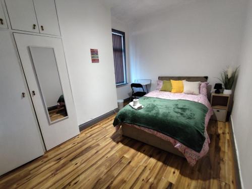 Double-Bedroom in the Heart of Harpurhey Manchester A3 Perfect for Short Stays