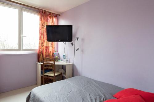 Double bedroom with share bathroom, in Paris area