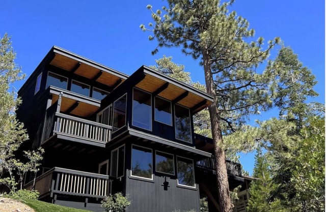 Double Family Home at the Top of Moonridge (Pet Friendly)