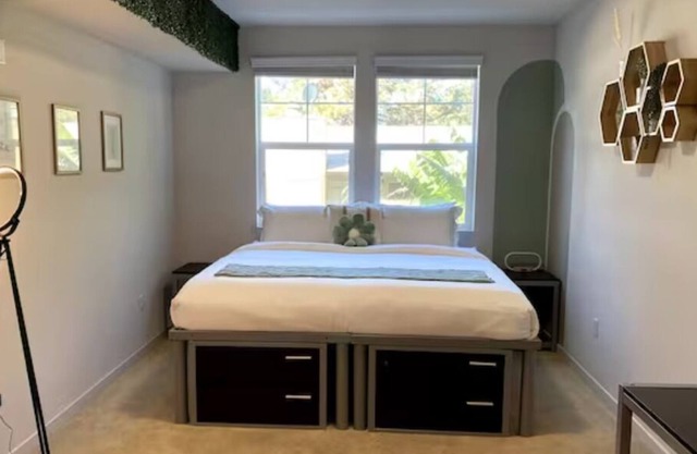 Double King Suite w/ Pool+Tanning+Gym+BBQ+Firepit
