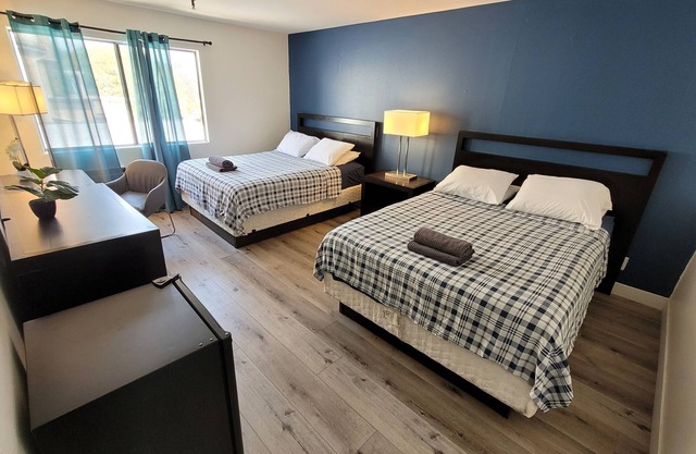 Double Queen Bed Suite in Beverly Hills with AC + WiFi