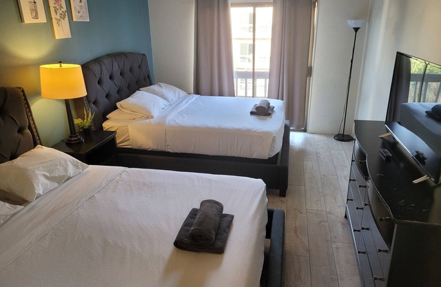 Double Queen Bed Unit with AC and WiFi in Beverly Hills