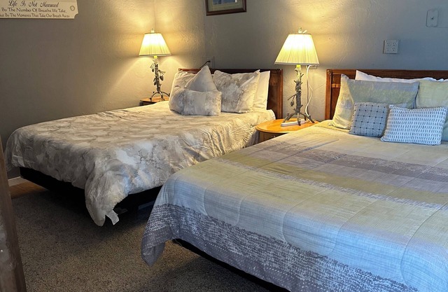 Deluxe Triple Queen With Kitchenette