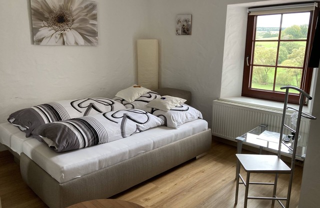 Chambre double confortablement aménagée avec salle de bain