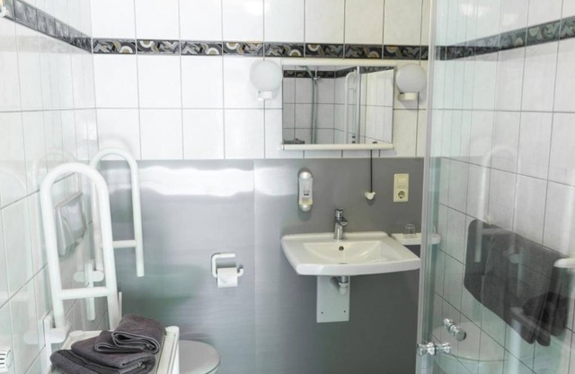Chambre double au rez-de-chaussée (accessible en fauteuil roulant) - Ferienweingut Matthiashof