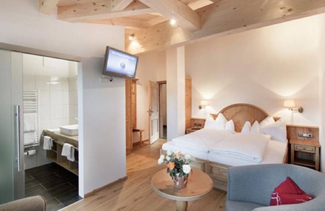 Habitación doble en casa de campo, ducha, inodoro, balcón - Landhotel Föhrenhof
