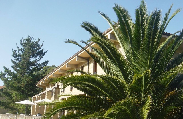 Chambre double à Llanes, belle vue et toilettes privées.