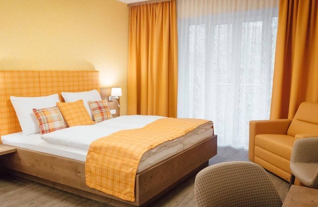 Double room mountain, shower/WC - Gasthof-Pension Luger - on the Danube cycle path, Donausteig