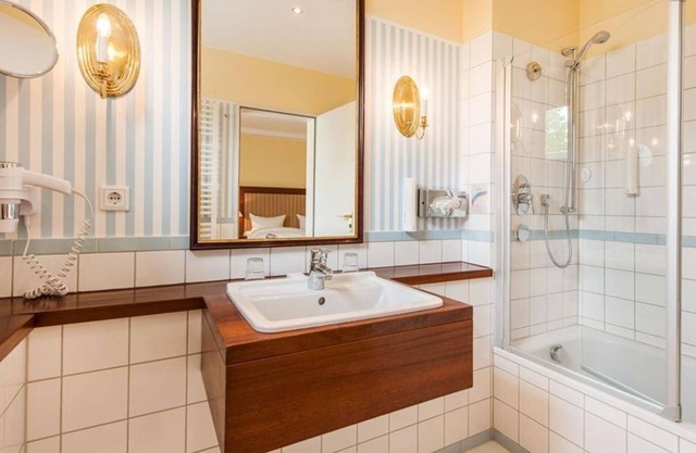 Chambre double, douche, toilette, confort - Hotel Birke