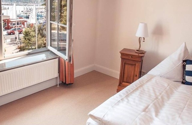 Double room, shower, toilet, lake view - Strandhotel Strande