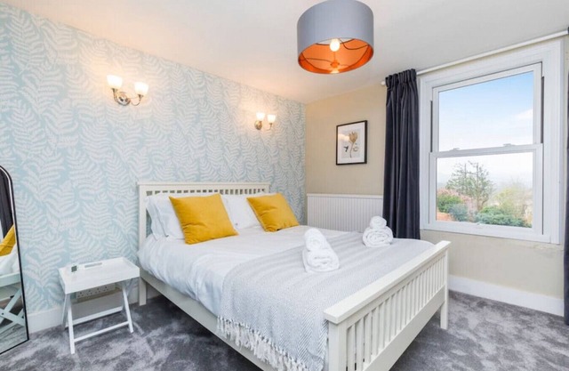 Twin Room with en-suite shower room in the Central Village Location of Hurstpierpoint