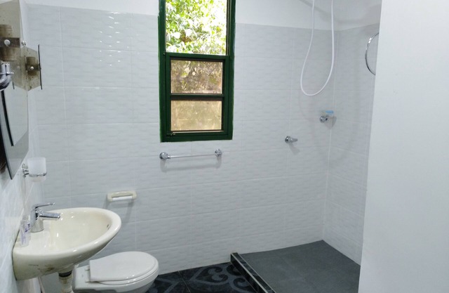 Chambre double avec salle de bain privée et vue sur la riviere et la montagne