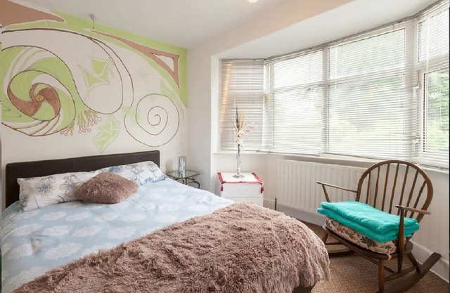 double room with private bathroom and kingsized bed in 3 bed semi