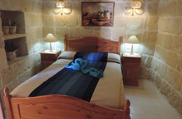 Chambre double avec salle de bain privée et accès à la piscine