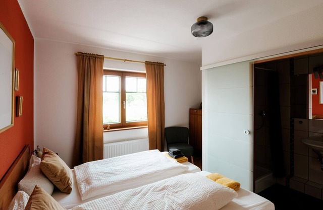 Chambre double douche et bain / WC, café standard