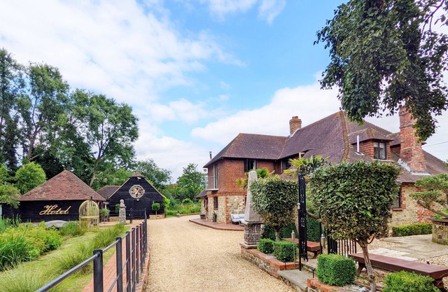 Douglas Lake Cottage - Fittleworth - sleeps 7 guests in 4 bedrooms