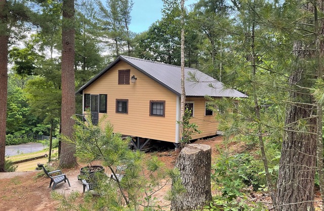 Cabin up in the Trees come explore nature!