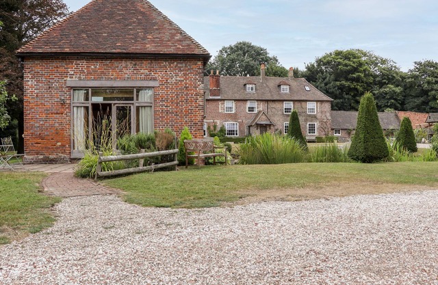 DOVECOTE, pet friendly, with hot tub in St Margaret's At Cliffe