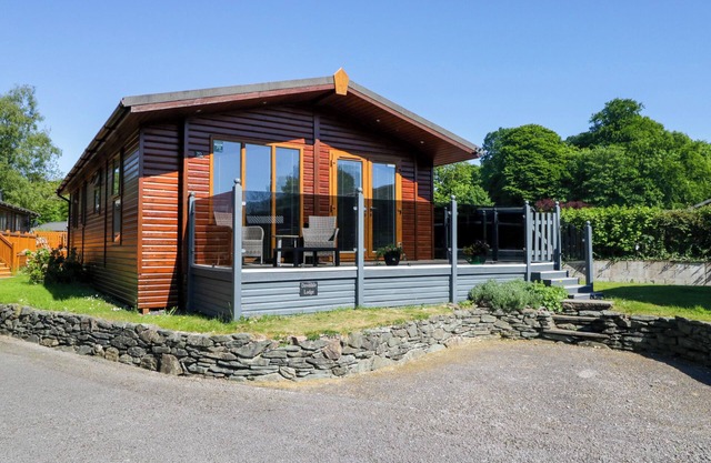 DOVEDALE LODGE, pet friendly, with pool in Troutbeck Bridge