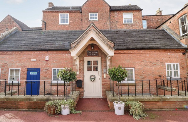 DOVEDALE, romantic, character holiday cottage in Ashbourne