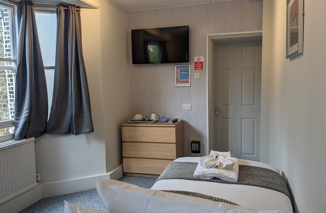 Chambre Simple-Moderne-Douche-Vue sur la cour-4