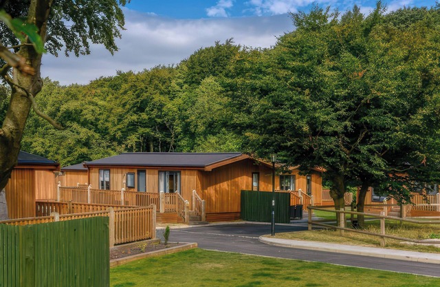 13 LADDOW ROCKS LODGE, pet friendly, with hot tub in Greenfield