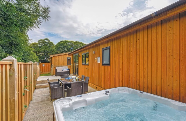 8 INDIANS HEAD LODGE, family friendly, with hot tub in Greenfield