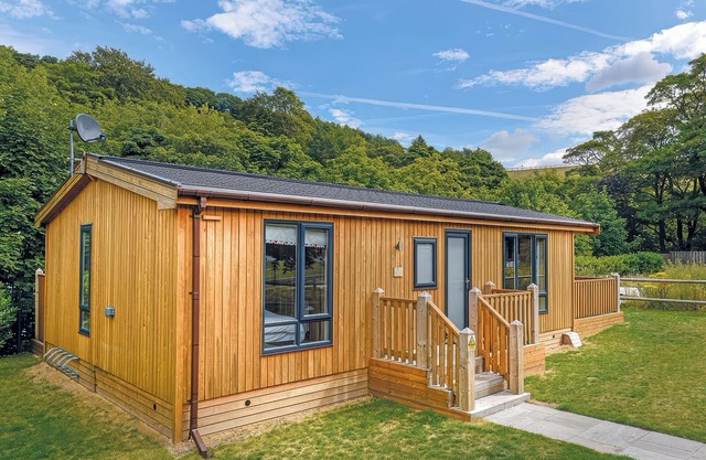 10 CHEW VALLEY LODGE, family friendly, with hot tub in Greenfield