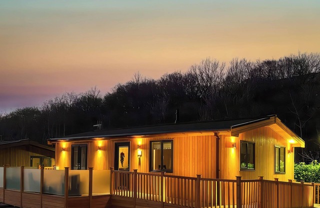 12 GREEN CLOUGH LODGE, pet friendly, with hot tub in Greenfield