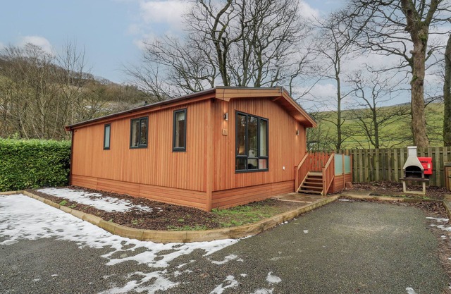 14 TRINNACLE ROCK LODGE, pet friendly, with hot tub in Greenfield