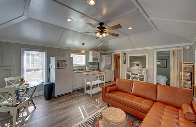 Down Point Hideaway: Boho chic 1 bedroom home just steps from Springer's Point -
