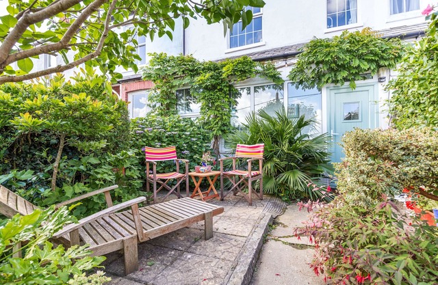 DOWNLEA, pet friendly, character holiday cottage in Looe