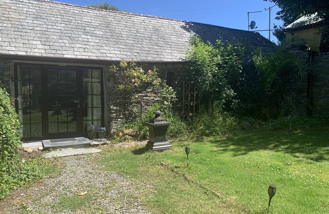 DOWNROW BARN, pet friendly, character holiday cottage in Tintagel